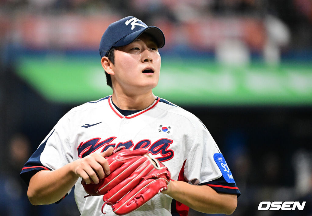 8일 서울 구로구 고척스카이돔에서 ‘2025 NAVER K-BASEBALL SERIES’ 대한민국 야구 대표팀과 체코 야구 대표팀의 경기가 열렸다.한국은 8일과 9일 2025 K-베이스볼 시리즈 체코 대표팀과의 2경기를 시작으로 15일과 16일 양일에 걸쳐 도쿄돔에서 일본 대표팀과 2경기를 치른다. 8회초 이닝을 마친 한국 김택연이 더그아웃으로 향하고 있다. 2025.11.08 /cej@osen.co.kr