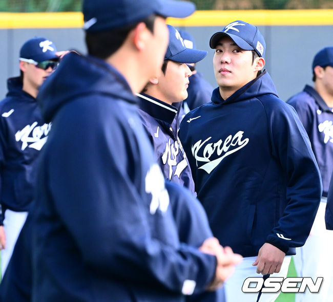[OSEN=고양, 지형준 기자] 류지현 감독이 이끄는 야구대표팀이 2일 고양국가대표야구훈련장에서 소집, 첫 훈련을 진행했다.대표팀은 2일과 3일 고양국가대표야구훈련장에서 훈련을 진행하며, 4일부터는 서울 고척스카이돔으로 장소를 옮겨 12일&nbsp;출국 전까지 훈련한다.2025 NAVER K-BASEBALL SERIES는 오는&nbsp;8일과 9일&nbsp;고척스카이돔에서 열리는 체코 대표팀과의 2경기로 시작되며&nbsp;15일과 16일 양일에 걸쳐 도쿄돔에서 일본 대표팀과의 2경기가 예정되어 있다.&nbsp;&nbsp;야구대표팀 원태인이 몸을 풀고 있다. 2025.11.02 /jpnews@osen.co.kr