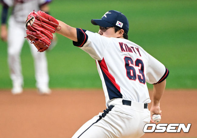 [OSEN=고척, 조은정 기자]8일 서울 구로구 고척스카이돔에서 ‘2025 NAVER K-BASEBALL SERIES’ 대한민국 야구 대표팀과 체코 야구 대표팀의 경기가 열렸다.한국은&nbsp;8일과 9일 2025 K-베이스볼 시리즈 체코 대표팀과의 2경기를 시작으로&nbsp;15일과 16일 양일에 걸쳐 도쿄돔에서 일본 대표팀과 2경기를 치른다.&nbsp;8회초 한국 김택연이 역투하고 있다. 2025.11.08 /cej@osen.co.kr