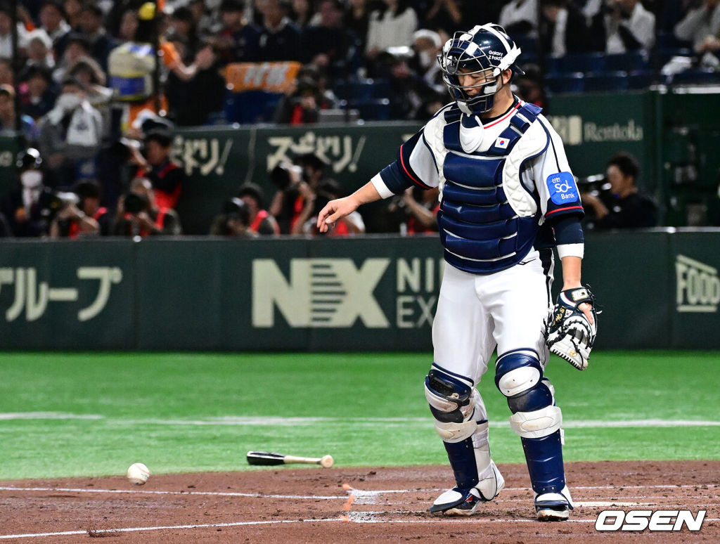 16일 오후 일본 도쿄돔에서 ‘2025 NAVER K-BASEBALL SERIES’ 대한민국과 일본의 2차전 경기가 열렸다.한국은 정우주, 일본은 카네마루 유메토를 선발투수로 내세웠다.3회초 무사에서 대한민국 포수 최재훈이 일본 이소바타 료타의 번트 타구를 확인하고 있다. 2025.11.16 /cej@osen.co.kr