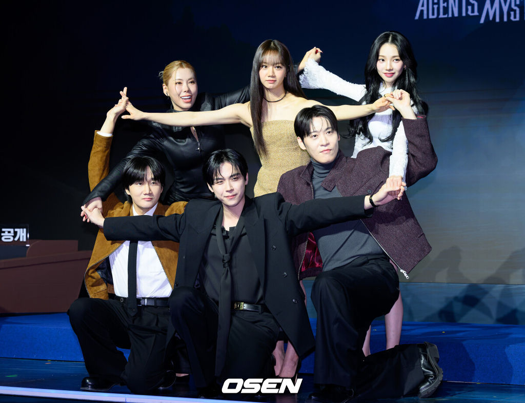 19일 오전 호텔 나루 서울 엠갤러리에서 넷플릭스 예능 ‘미스터리 수사단’ 시즌2 제작발표회가 열렸다.‘미스터리 수사단’ 시즌2는 과학적으로 설명할 수 없는 기묘한 사건들을 추적하고 해결하는 어드벤처 추리 예능이다.가비, 혜리, 카리나, 이용진, 김도훈, 존박이 포토타임을 가지고 있다. 2026.02.19 / sunday@osen.co.kr