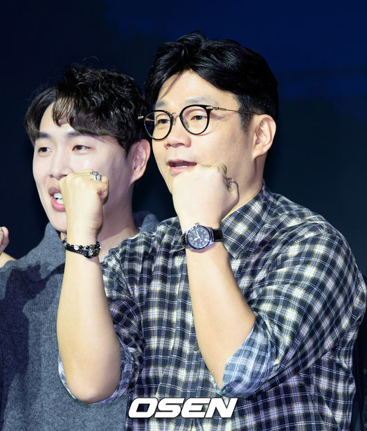 [OSEN=이대선 기자] 19일 오전 호텔 나루 서울 엠갤러리에서 넷플릭스 예능 ‘미스터리 수사단’ 시즌2 제작발표회가 열렸다.‘미스터리 수사단’ 시즌2는 과학적으로 설명할 수 없는 기묘한 사건들을 추적하고 해결하는 어드벤처 추리 예능이다.정종연 PD가 포토타임을 가지고 있다. 2026.02.19 / sunday@osen.co.kr