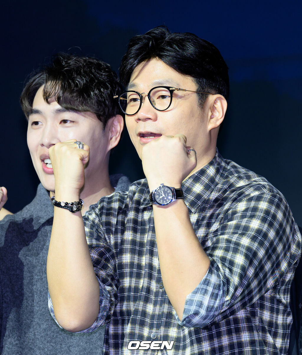 19일 오전 호텔 나루 서울 엠갤러리에서 넷플릭스 예능 ‘미스터리 수사단’ 시즌2 제작발표회가 열렸다.‘미스터리 수사단’ 시즌2는 과학적으로 설명할 수 없는 기묘한 사건들을 추적하고 해결하는 어드벤처 추리 예능이다.정종연 PD가 포토타임을 가지고 있다. 2026.02.19 / sunday@osen.co.kr