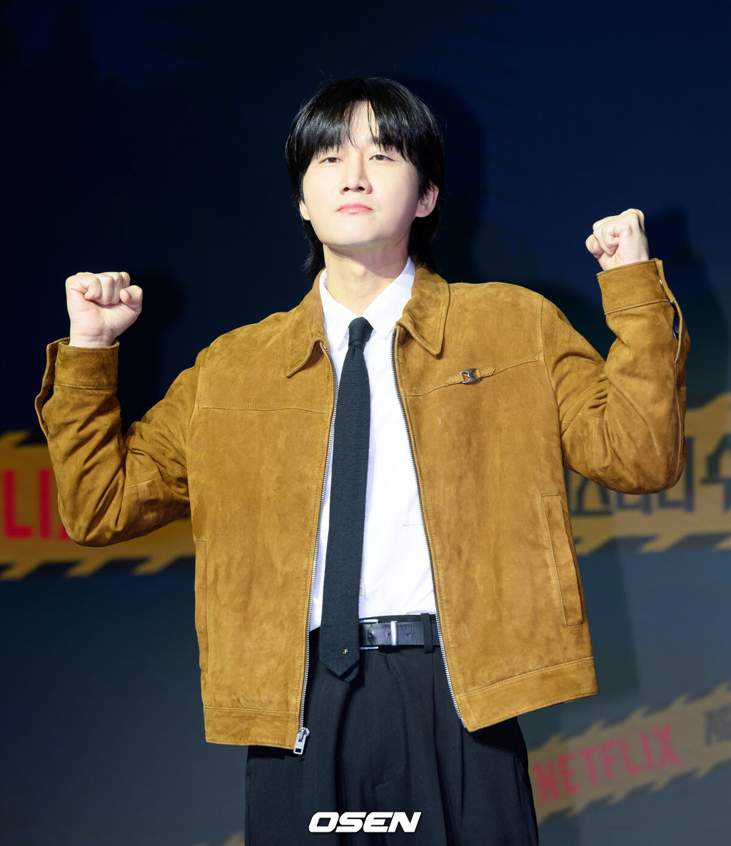 19일 오전 호텔 나루 서울 엠갤러리에서 넷플릭스 예능 ‘미스터리 수사단’ 시즌2 제작발표회가 열렸다.‘미스터리 수사단’ 시즌2는 과학적으로 설명할 수 없는 기묘한 사건들을 추적하고 해결하는 어드벤처 추리 예능이다.방송인 이용진이 포토타임을 가지고 있다. 2026.02.19 / sunday@osen.co.kr