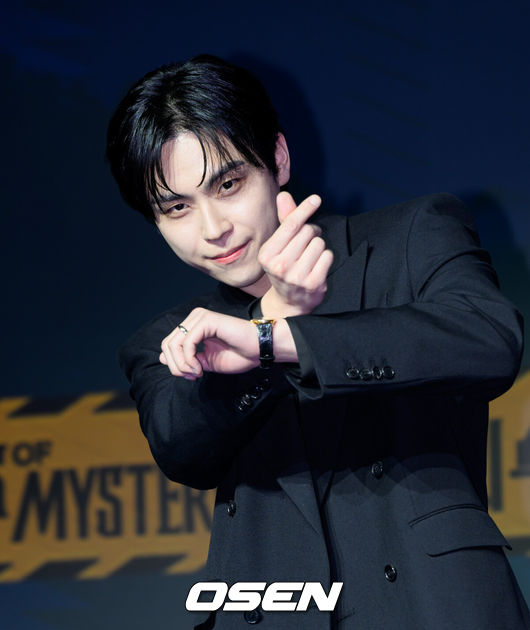 [OSEN=이대선 기자] 19일 오전 호텔 나루 서울 엠갤러리에서 넷플릭스 예능 ‘미스터리 수사단’ 시즌2 제작발표회가 열렸다.‘미스터리 수사단’ 시즌2는 과학적으로 설명할 수 없는 기묘한 사건들을 추적하고 해결하는 어드벤처 추리 예능이다.배우 김도훈이 포토타임을 가지고 있다. 2026.02.19 / sunday@osen.co.kr