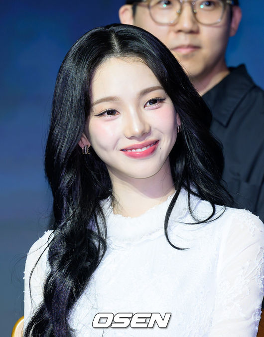 [OSEN=이대선 기자] 19일 오전 호텔 나루 서울 엠갤러리에서 넷플릭스 예능 ‘미스터리 수사단’ 시즌2 제작발표회가 열렸다.‘미스터리 수사단’ 시즌2는 과학적으로 설명할 수 없는 기묘한 사건들을 추적하고 해결하는 어드벤처 추리 예능이다.에스파 카리나가 미소를 짓고 있다. 2026.02.19 / sunday@osen.co.kr