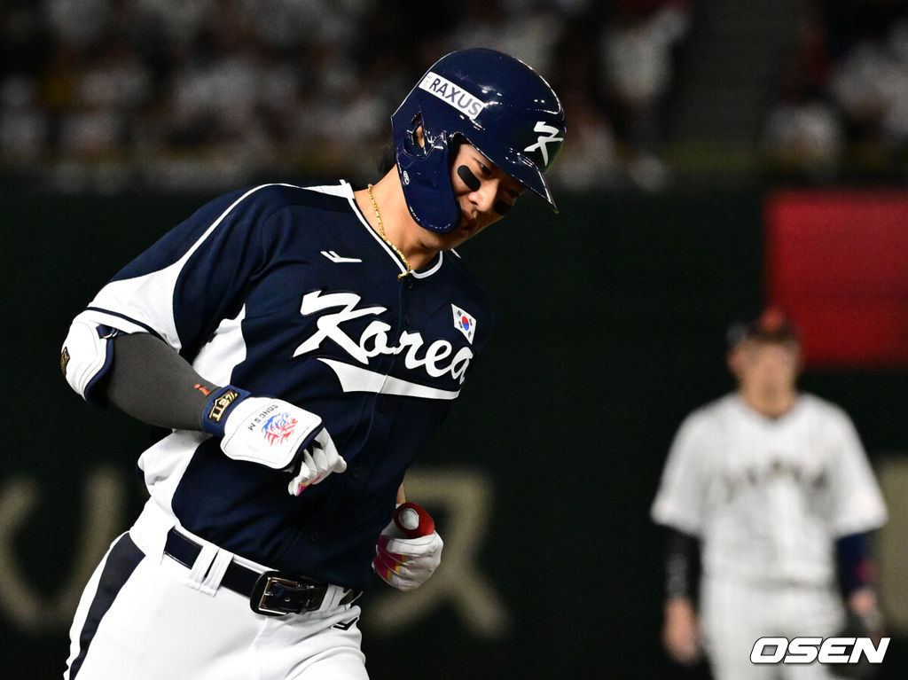 한국 야구 대표팀이 한일전 첫 번째 경기에서 뼈아픈 역전패를 허용했다. 2023년 WBC(월드베이스볼클래식)에 이어서 또 한 번 마운드의 차이를 여실히 느꼈다.한국은 15일 일본 도쿄도 도쿄돔에서 열린 ‘2025 NAVER K-BASEBALL SERIES’ 일본과의 1차전에서 4-11 역전패를 당했다. 이날 패배로 한국은 성인 대표팀 경기에서 2015년 프리미어12 준결승 4-3 승리 이후 일본에 10연패(아시안게임 제외)를 당하고 말았다.4회초 무사에서 대한민국 송성문이 안현민의 선제 투런포에 이어 백투백 우월 솔로포를 날린 뒤 베이스를 돌고 있다. 2025.11.15. /cej@osen.co.kr