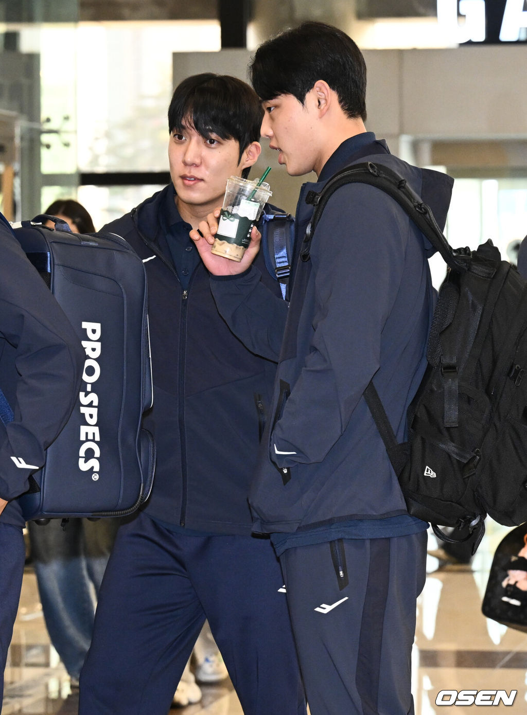 류지현 감독이 이끄는 대한민국 야구 대표팀이 12일 김포국제공항을 통해 일본 도쿄로 출국했다.대표팀은 오는 15~16일 양일에 걸쳐 도쿄돔에서 일본 대표팀과 평가전 2경기를 치른다.원태인, 문동주가 출국장으로 향하고 있다. 2025.11.12 /cej@osen.co.kr