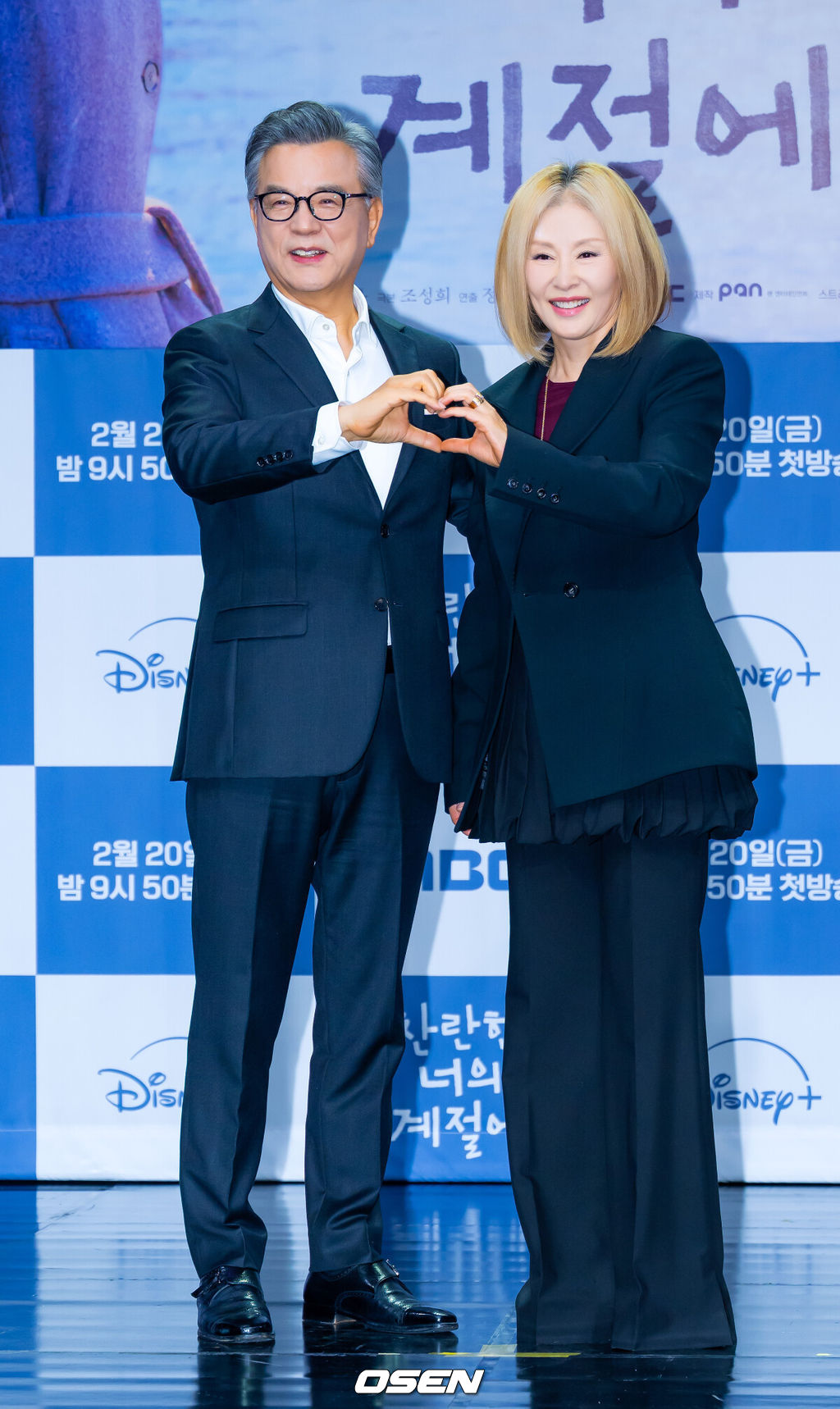 19일 오후 서울 마포구 상암동 상암동MBC신사옥방송센터 골든마우스홀에서 MBC 새 금토드라마 ‘찬란한 너의 계절에’(극본 조성희/연출 정상희, 김영재)제작발표회가 열렸다.'찬란한 너의 계절에'는 매일 신나는 여름방학처럼 사는 남자 찬(채종협 분)과 스스로를 겨울에 가둔 여자 란(이성경 분)이 운명처럼 만나 얼어 있던 시간을 깨우는 예측 불허 '찬란' 로맨스를 그린 작품이다.배우 강석우, 이미숙이 포토타임을 가지고 있다. 2026.02.19 / rumi@osen.co.kr