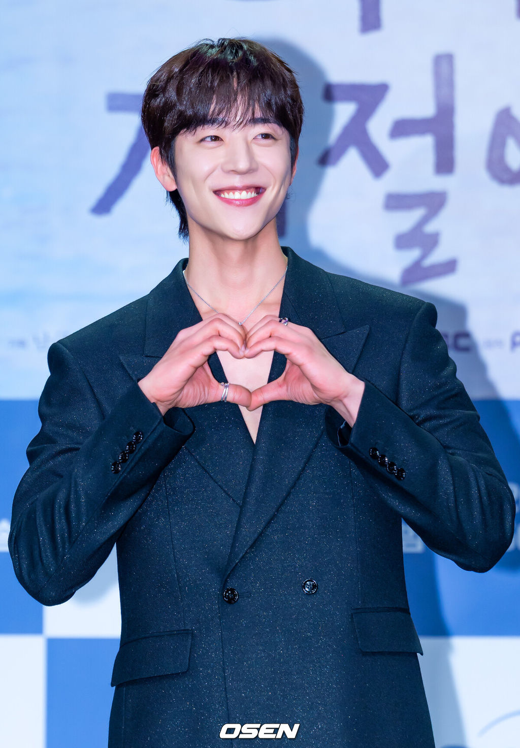 19일 오후 서울 마포구 상암동 상암동MBC신사옥방송센터 골든마우스홀에서 MBC 새 금토드라마 ‘찬란한 너의 계절에’(극본 조성희/연출 정상희, 김영재)제작발표회가 열렸다.'찬란한 너의 계절에'는 매일 신나는 여름방학처럼 사는 남자 찬(채종협 분)과 스스로를 겨울에 가둔 여자 란(이성경 분)이 운명처럼 만나 얼어 있던 시간을 깨우는 예측 불허 '찬란' 로맨스를 그린 작품이다.배우 채종협이 포토타임을 가지고 있다. 2026.02.19 / rumi@osen.co.kr