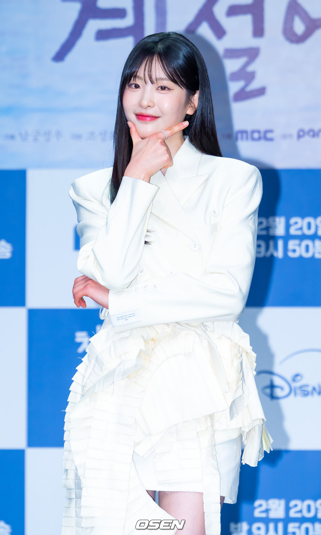 19일 오후 서울 마포구 상암동 상암동MBC신사옥방송센터 골든마우스홀에서 MBC 새 금토드라마 ‘찬란한 너의 계절에’(극본 조성희/연출 정상희, 김영재)제작발표회가 열렸다.'찬란한 너의 계절에'는 매일 신나는 여름방학처럼 사는 남자 찬(채종협 분)과 스스로를 겨울에 가둔 여자 란(이성경 분)이 운명처럼 만나 얼어 있던 시간을 깨우는 예측 불허 '찬란' 로맨스를 그린 작품이다.배우 오예주가 포토타임을 가지고 있다. 2026.02.19 / rumi@osen.co.kr