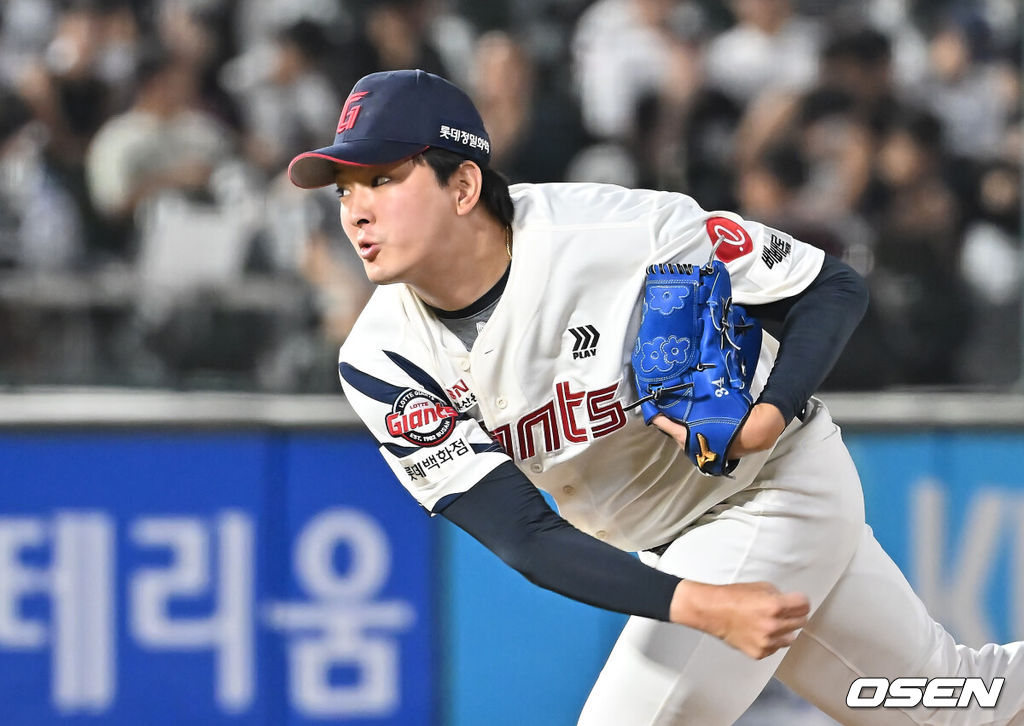 28일 부산 사직야구장에서 2025 신한 SOL 뱅크 KBO 리그 롯데 자이언츠와 KT 위즈의 경기가 열렸다. 홈팀 롯데는 감보아가, 방문팀 KT는 헤이수스가 선발 출전했다.롯데 자이언츠 김원중이 역투하고 있다. 2025.08.28 / foto0307@osen.co.kr