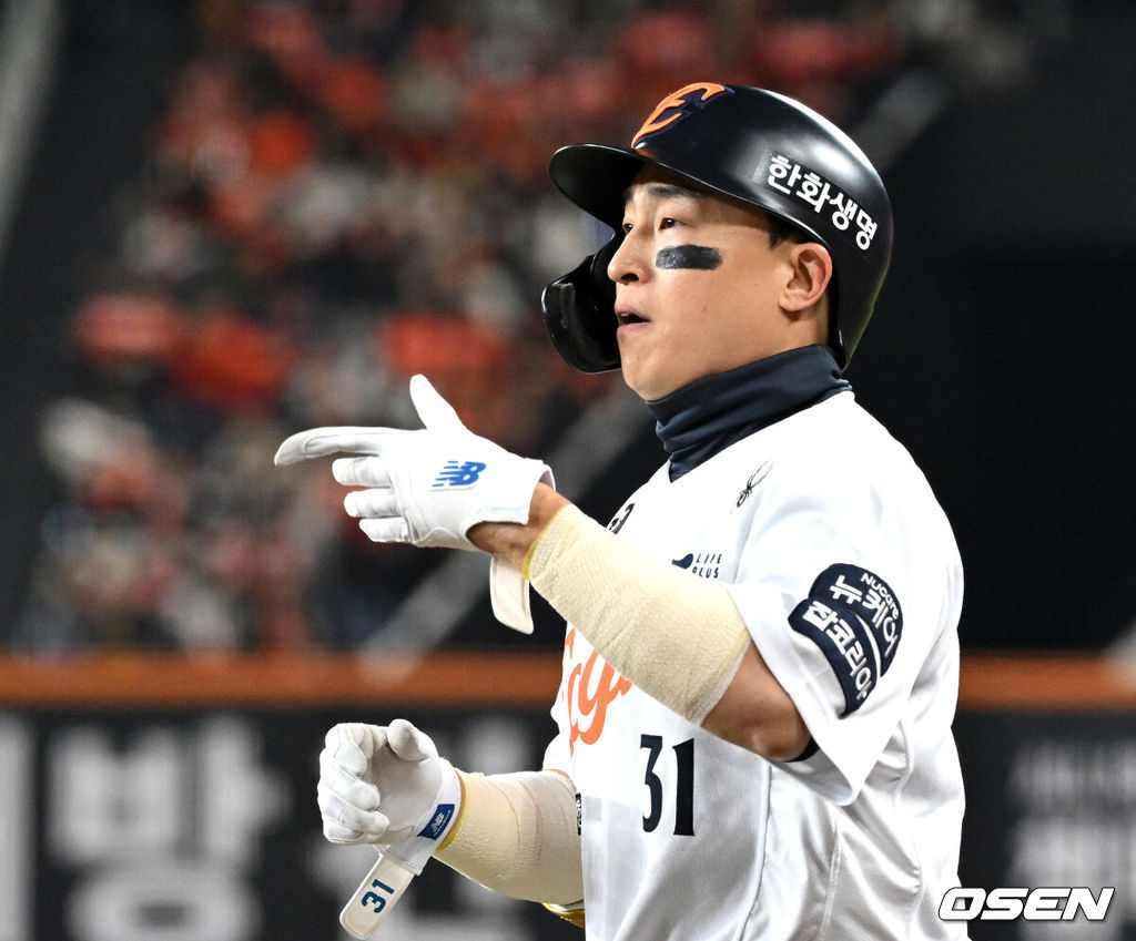 30일 대전 한화생명볼파크에서 2025 신한 SOL Bank KBO리그 포스트시즌 한국시리즈 4차전 한화 이글스와 LG 트윈스의 경기가 열렸다.이날 경기에 한화는 와이스를, LG는 치리노스를 선발투수로 내세웠다. 3회말 1사에서 내야안타로 출루한 한화 손아섭이 환호하고 있다. 2025.10.30 /sunday@osen.co.kr