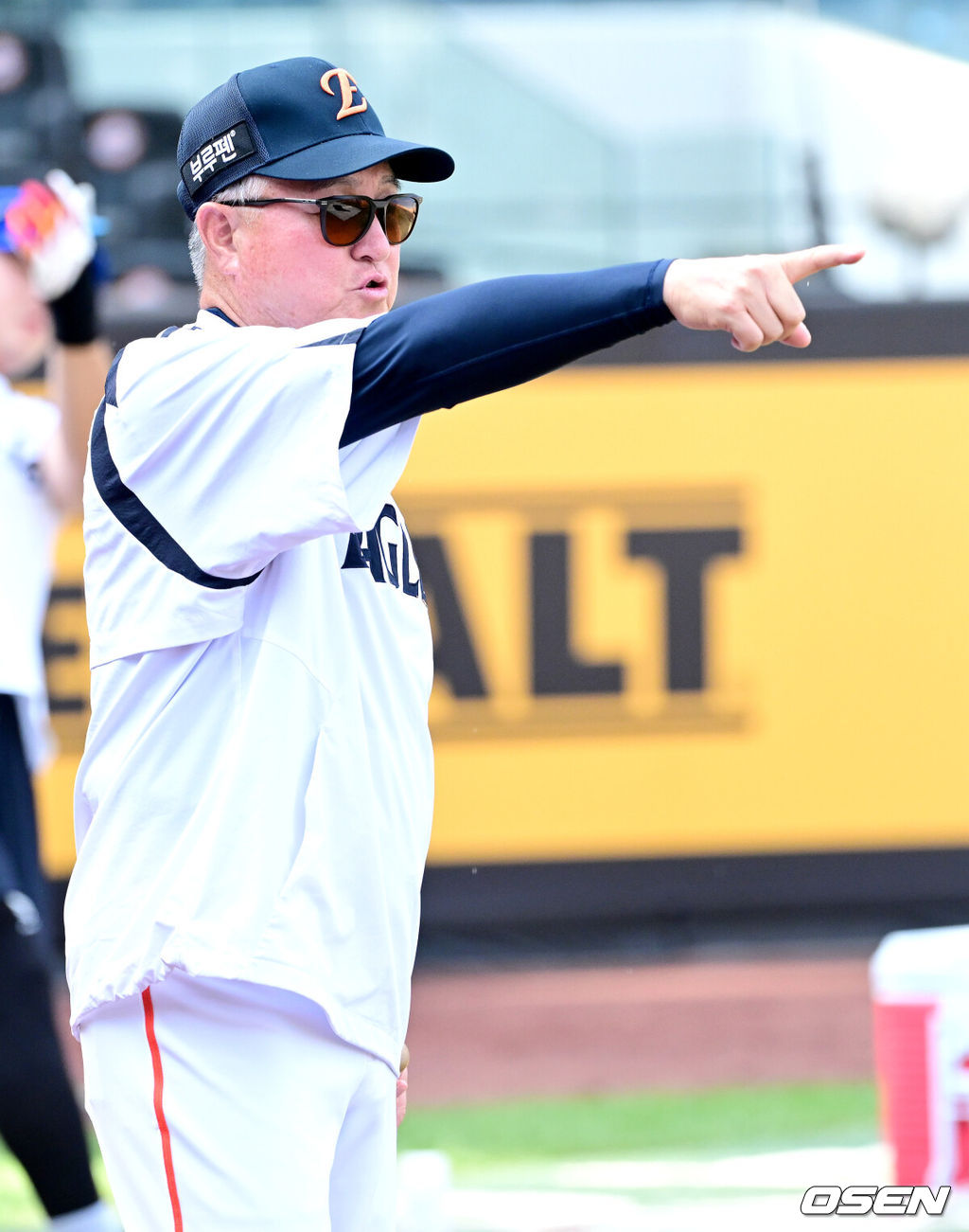 3일 대전 한화생명볼파크에서 ‘2025 신한 SOL Bank KBO리그’ 한화 이글스와 NC 다이노스의 경기가 열린다.홈팀 한화는 코디 폰세, 방문팀 NC는 신민혁을 선발로 내세운다.경기를 앞두고 진행된 훈련에서 한화 김경문 감독이 스태프들과 대화를 나누고 있다. 2025.09.03 / dreamer@osen.co.kr
