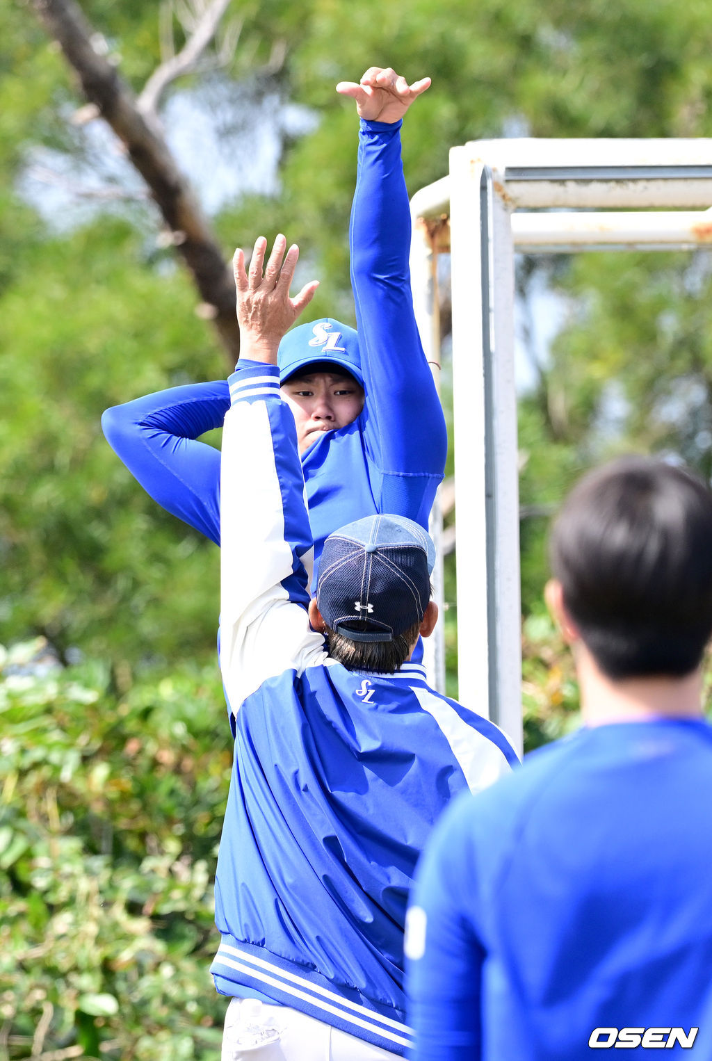 최일언 코치 수비 받으며 야구공으로 농구 슈팅을 던지는 배찬승.