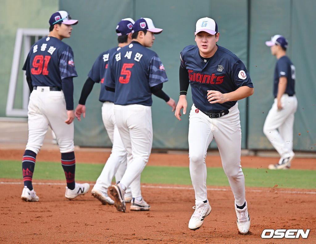 프로야구 롯데 자이언츠가 31일(한국시간) 대만 타이난 아시아-태평양 국제야구센터에 스프링캠프를 차리고 구슬땀을 흘렸다.김태형 감독 등 코치진과 투수 20명, 포수 5명, 내야수 9명, 외야수 7명 등 총 41명의 선수단이 1월 20일까지 1차 캠프에서 체력 강화와 기술 훈련을 치른 뒤 21일부터 3월 5일까지 일본 미야자키로 옮겨 2차 캠프에서 구춘리그에 참가해 실전 감각을 점검한다.롯데 나승엽이 훈련하고 있다. 2026.01.31 / foto0307@osen.co.kr
