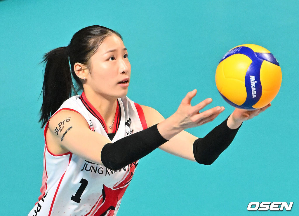 20일 오후 서울 장충체육관에서 프로배구 진에어 2025~26 V리그 GS칼텍스와 정관장의 경기가 열렸다.GS칼텍스는 5위(10승 12패, 승점 30), 정관장은 최하위(6승 17패, 승점 18)을 기록중이다.1세트 정관장 인쿠시가 서브를 하고 있다. 2026.01.20 / jpnews@osen.co.kr