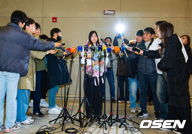 [OSEN=인천공항, 민경훈 기자] 밀라노·코르티나담페초 동계올림픽 우리 선수단 첫 금메달의 주인공 최가온(18·세화여고)이 16일 오후 인천국제공항을 통해 입국했다.최가온은 지난 13일 밀라노 아이스스케이팅 아레나에서 열린 여자 스노보드 하프파이프 결선에서 극적인 역전 드라마를 완성하며 한국 선수단의 설상 종목 첫 올림픽 금메달의 주인공이 됐다.최가온이 입국장 앞에서 기자간담회를 하고 있다. 2026.02.16 /rumi@osen.co.kr
