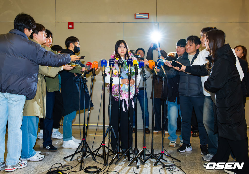 밀라노·코르티나담페초 동계올림픽 우리 선수단 첫 금메달의 주인공 최가온(18·세화여고)이 16일 오후 인천국제공항을 통해 입국했다.최가온은 지난 13일 밀라노 아이스스케이팅 아레나에서 열린 여자 스노보드 하프파이프 결선에서 극적인 역전 드라마를 완성하며 한국 선수단의 설상 종목 첫 올림픽 금메달의 주인공이 됐다.최가온이 입국장 앞에서 기자간담회를 하고 있다. 2026.02.16 /rumi@osen.co.kr