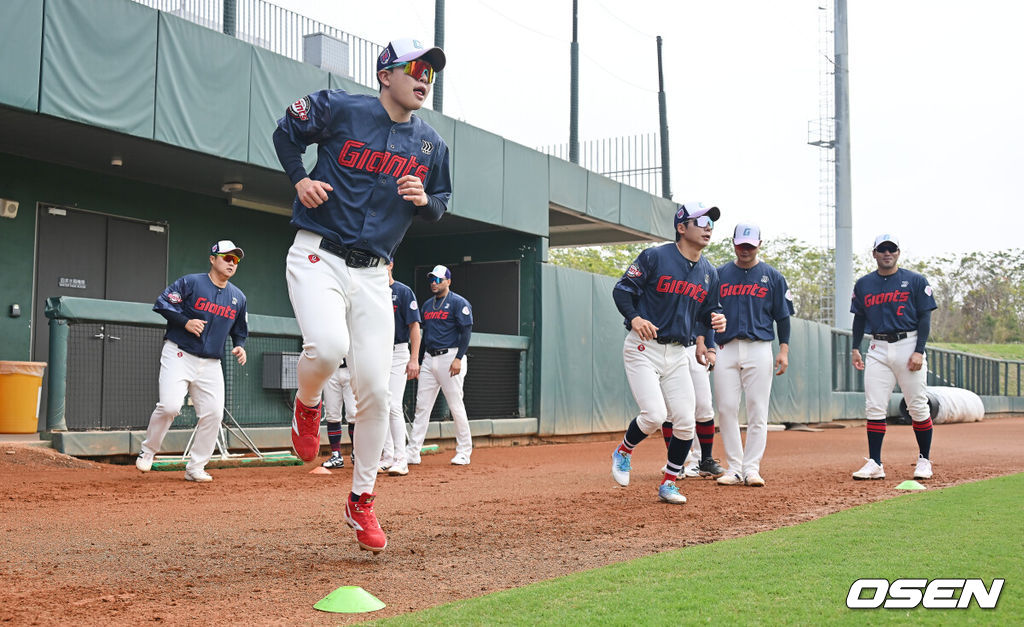 프로야구 롯데 자이언츠가 2일(한국시간) 대만 타이난 아시아-태평양 국제야구센터에 스프링캠프를 차리고 구슬땀을 흘렸다.김태형 감독 등 코치진과 투수 20명, 포수 5명, 내야수 9명, 외야수 7명 등 총 41명의 선수단이 1월 20일까지 1차 캠프에서 체력 강화와 기술 훈련을 치른 뒤 21일부터 3월 5일까지 일본 미야자키로 옮겨 2차 캠프에서 구춘리그에 참가해 실전 감각을 점검한다.롯데 선수들이 몸을 풀고 있다. 2026.02.02 / foto0307@osen.co.kr
