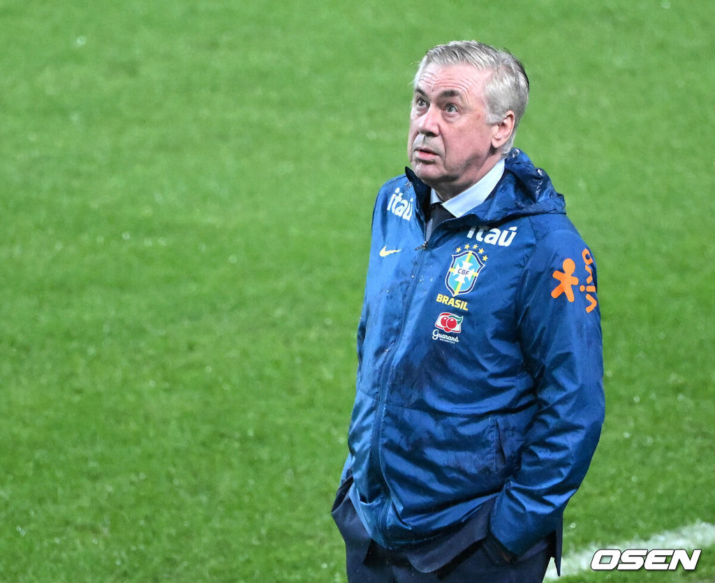 홍명보 감독이 이끄는 대한민국 남자 축구 국가대표팀은 10일 서울월드컵경기장에서 '세계 최강' 브라질을 상대로 A매치 평가전을 치러 이스테방(첼시)과 호드리구(레알 마드리드)에게 나란히 2골을 허용하면서 0-5로 대패했다.한국은 1999년 이후 26년 만에 브라질전 승리를 노렸지만 아무런 저항도 하지 못하면서 무산됐다.전반 브라질 안첼로티 감독이 경기를 바라보고 있다. 2025.10.10 /sunday@osen.co.kr