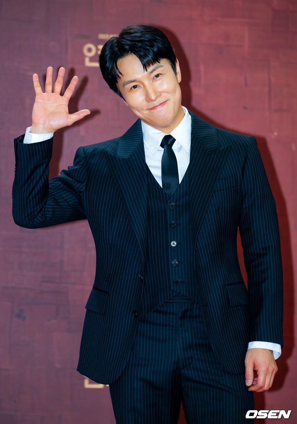 31일 오후 서울 영등포구 여의도 KBS 신관 웨딩홀에서 2025 KBS 연기대상 레드카펫 포토월 행사가 열렸다.이날 오후 7시 10분 생방송으로 진행되는 ‘2025 KBS 연기대상’에서는 미니시리즈, 장편 드라마, 일일드라마 부문별 우수상과 최우수상을 비롯해 베스트 커플상, 인기상, 조연상, 신인상 등 시상이 진행된다.배우 김동완이 무대 위에서 포즈를 취하고 있다. 2025.12.31 /rumi@osen.co.kr