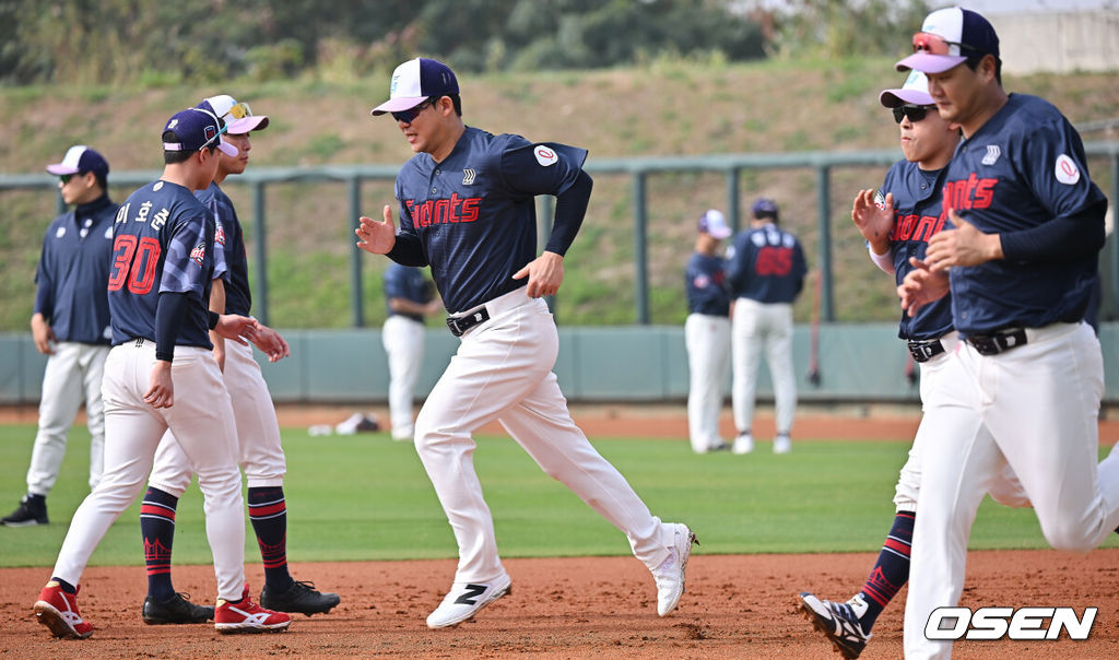 프로야구 롯데 자이언츠가 31일(한국시간) 대만 타이난 아시아-태평양 국제야구센터에 스프링캠프를 차리고 구슬땀을 흘렸다.김태형 감독 등 코치진과 투수 20명, 포수 5명, 내야수 9명, 외야수 7명 등 총 41명의 선수단이 1월 20일까지 1차 캠프에서 체력 강화와 기술 훈련을 치른 뒤 21일부터 3월 5일까지 일본 미야자키로 옮겨 2차 캠프에서 구춘리그에 참가해 실전 감각을 점검한다.롯데 김민성과 선수들 훈련을 하고 있다. 2026.01.31 / foto0307@osen.co.kr
