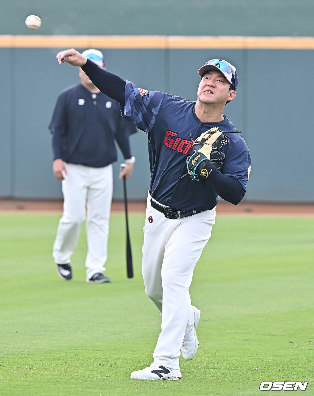 프로야구 롯데 자이언츠가 31일(한국시간) 대만 타이난 아시아-태평양 국제야구센터에 스프링캠프를 차리고 구슬땀을 흘렸다.김태형 감독 등 코치진과 투수 20명, 포수 5명, 내야수 9명, 외야수 7명 등 총 41명의 선수단이 1월 20일까지 1차 캠프에서 체력 강화와 기술 훈련을 치른 뒤 21일부터 3월 5일까지 일본 미야자키로 옮겨 2차 캠프에서 구춘리그에 참가해 실전 감각을 점검한다.롯데 김민성이 훈련을 하고 있다. 2026.01.31 / foto0307@osen.co.kr