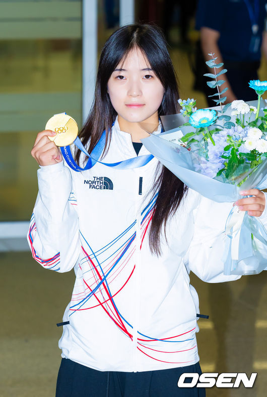 [OSEN=인천공항, 민경훈 기자] 밀라노·코르티나담페초 동계올림픽 우리 선수단 첫 금메달의 주인공 최가온(18·세화여고)이 16일 오후 인천국제공항을 통해 입국했다.최가온은 지난 13일 밀라노 아이스스케이팅 아레나에서 열린 여자 스노보드 하프파이프 결선에서 극적인 역전 드라마를 완성하며 한국 선수단의 설상 종목 첫 올림픽 금메달의 주인공이 됐다.최가온이 입국장을 걸어 나온 후 금메달을 들고 포즈를 취하고 있다. 2026.02.16 /rumi@osen.co.kr