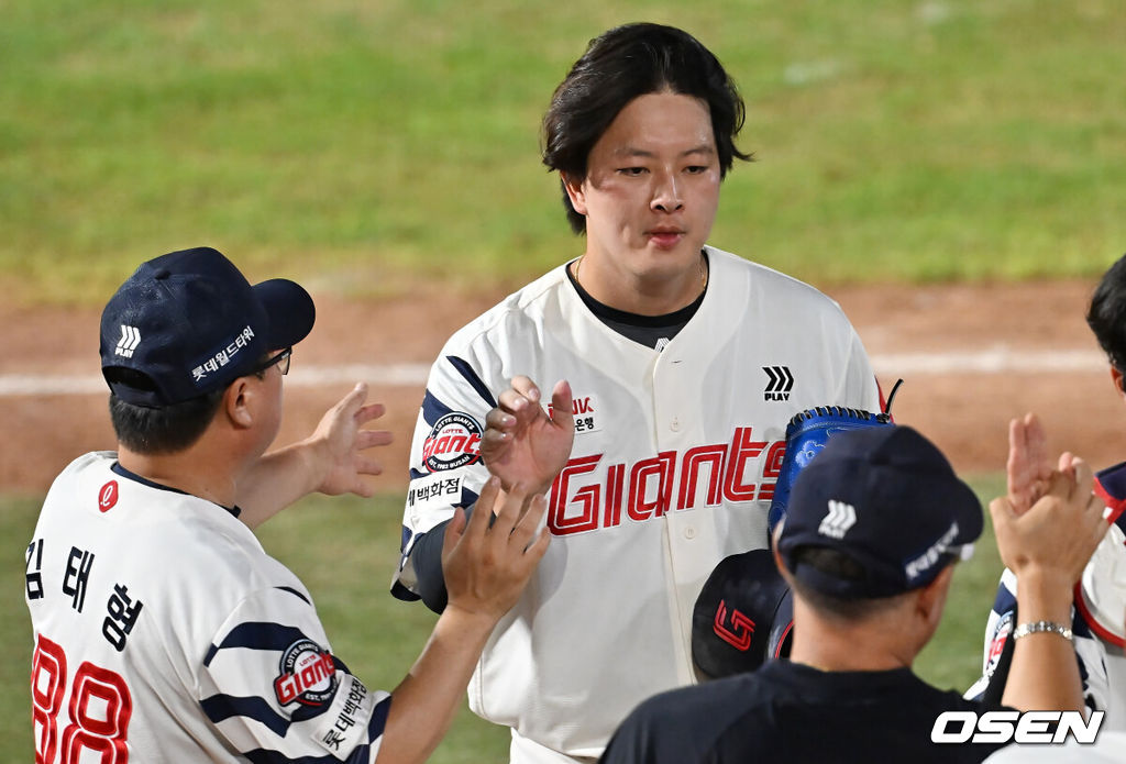 26일 부산 사직야구장에서 2025 신한 SOL 뱅크 KBO 리그 롯데 자이언츠와 KT 위즈의 경기가 열렸다. 홈팀 롯데는 나균안이, 방문팀 KT는 오원석이 선발 출전했다.롯데 자이언츠 김원중이 KT 위즈에 4-3으로 승리한 후 김태형 감독과 하이파이브를 하고 있다. 2025.08.26 / foto0307@osen.co.kr
