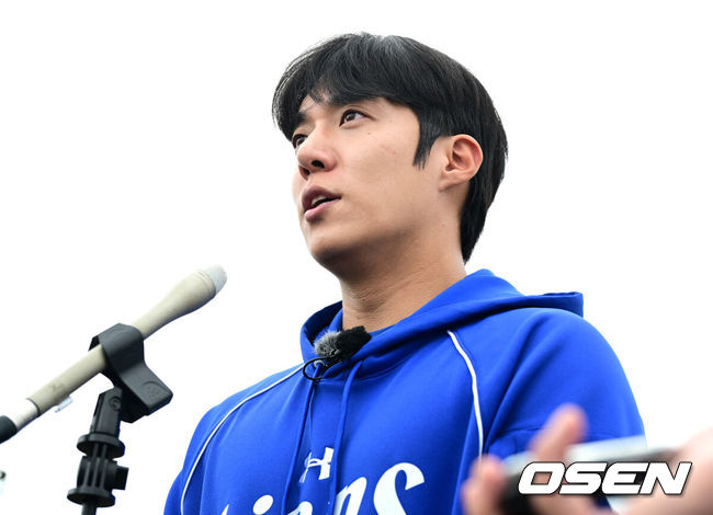 [OSEN=오키나와(일본), 최규한 기자] 프로야구 삼성 라이온즈가 20일  일본 오키나와 온나손 아카마구장에서 스프링 캠프를 차리고 구슬땀을 흘렸다.삼성은 이번 2차 캠프에서 훈련 뿐 아니라 WBC 대표팀, 국내 팀들과 연습경기도 펼칠 계획이다.삼성 원태인이 취재진과 질의응답 시간을 갖고 있다. 2026.02.20 / dreamer@osen.co.kr