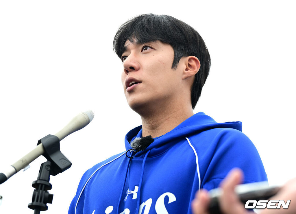 프로야구 삼성 라이온즈가 20일  일본 오키나와 온나손 아카마구장에서 스프링 캠프를 차리고 구슬땀을 흘렸다.삼성은 이번 2차 캠프에서 훈련 뿐 아니라 WBC 대표팀, 국내 팀들과 연습경기도 펼칠 계획이다.삼성 원태인이 취재진과 질의응답 시간을 갖고 있다. 2026.02.20 / dreamer@osen.co.kr