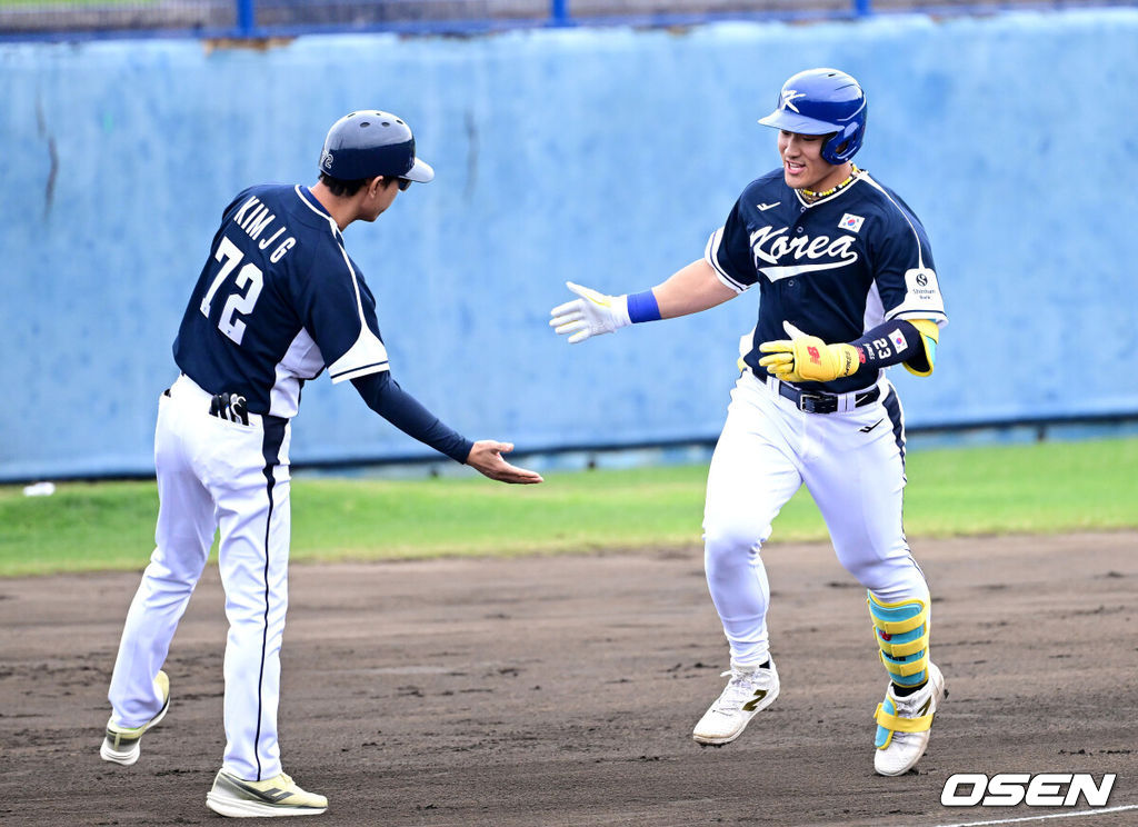 2026 WBC(월드베이스볼클래식)를 준비하는 대한민국 야구 대표팀이 20일 오후 일본 오키나와 온나손 아카마 구장에서 프로야구 삼성 라이온즈와 연습경기를 펼쳤다. 야구 대표팀은 오키나와에서 국내 팀들과 6차례 연습경기를 치르며 전력을 끌어올릴 예정이다.1회초 대표팀 안현민이 선제 솔로포를 날리고 그라운드를 돌며 기뻐하고 있다. 2026.02.20 / dreamer@osen.co.kr