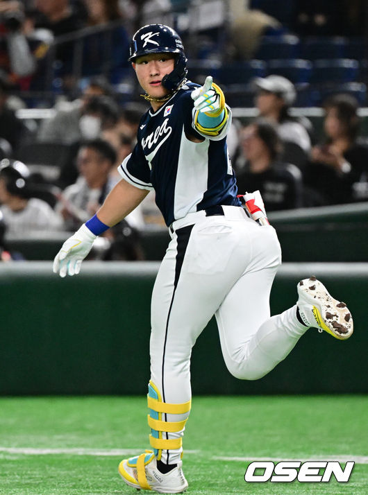 [OSEN=도쿄(일본), 조은정 기자] 한국 야구 대표팀이 한일전 첫 번째 경기에서 뼈아픈 역전패를 허용했다. 2023년 WBC(월드베이스볼클래식)에 이어서 또 한 번 마운드의 차이를 여실히 느꼈다.한국은 15일 일본 도쿄도 도쿄돔에서 열린 ‘2025 NAVER K-BASEBALL SERIES’ 일본과의 1차전에서 4-11&nbsp;역전패를 당했다. 이날 패배로 한국은 성인 대표팀 경기에서 2015년 프리미어12 준결승 4-3 승리 이후&nbsp;일본에 10연패(아시안게임 제외)를 당하고 말았다.4회초 무사 1루에서 대한민국 안현민이 선제 2타점 좌중월 투런포를 날린 뒤 베이스를 돌고 있다. 2025.11.15. /cej@osen.co.kr