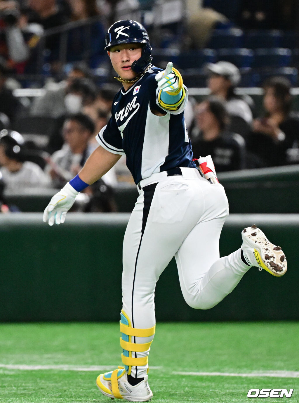 한국 야구 대표팀이 한일전 첫 번째 경기에서 뼈아픈 역전패를 허용했다. 2023년 WBC(월드베이스볼클래식)에 이어서 또 한 번 마운드의 차이를 여실히 느꼈다.한국은 15일 일본 도쿄도 도쿄돔에서 열린 ‘2025 NAVER K-BASEBALL SERIES’ 일본과의 1차전에서 4-11 역전패를 당했다. 이날 패배로 한국은 성인 대표팀 경기에서 2015년 프리미어12 준결승 4-3 승리 이후 일본에 10연패(아시안게임 제외)를 당하고 말았다.4회초 무사 1루에서 대한민국 안현민이 선제 2타점 좌중월 투런포를 날린 뒤 베이스를 돌고 있다. 2025.11.15. /cej@osen.co.kr