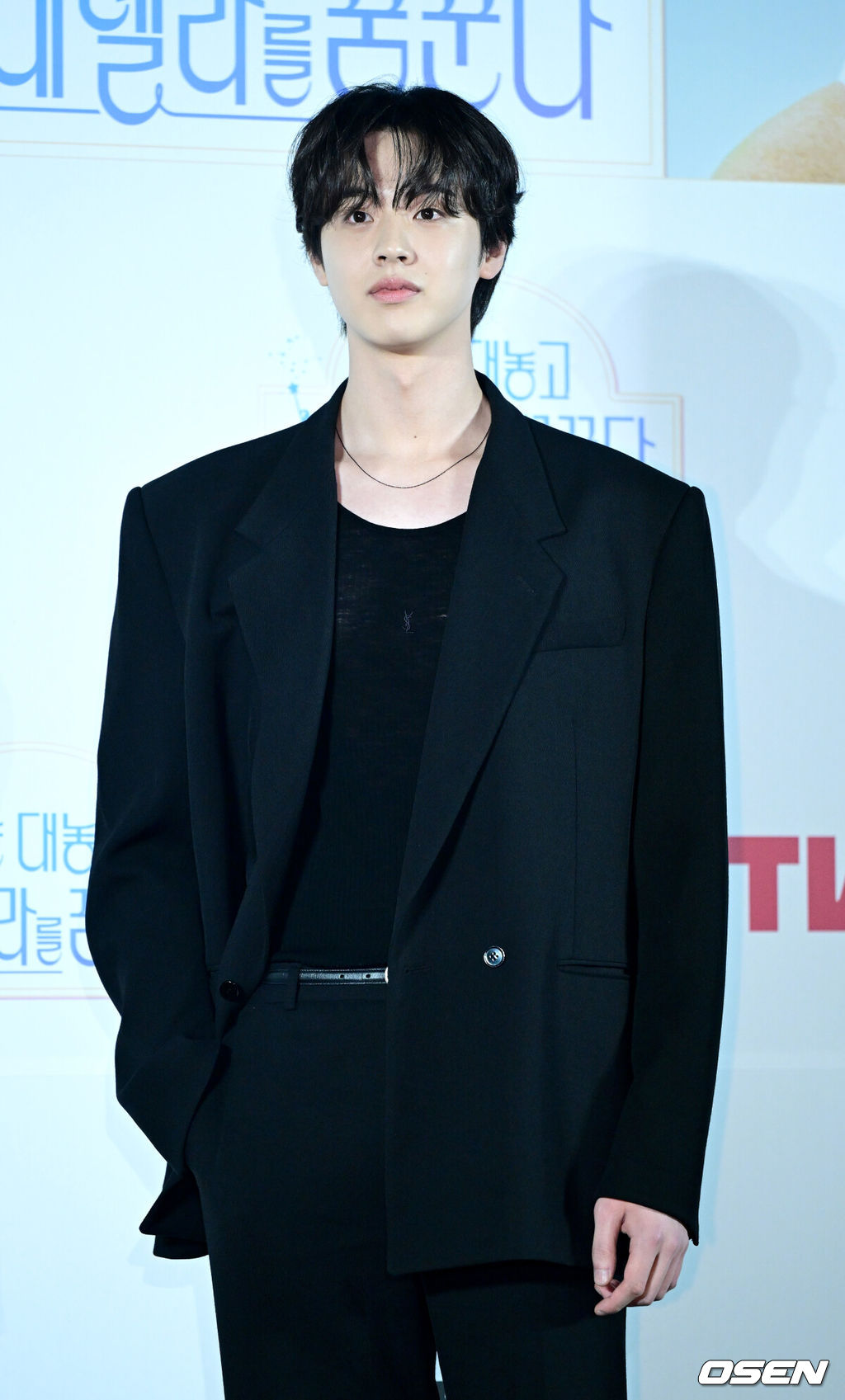 29일 오전 서울 용산 CGV에서 티빙 오리지널 시리즈 '나는 대놓고 신데렐라를 꿈꾼다' 제작발표회가 열렸다.'나는 대놓고 신데렐라를 꿈꾼다'는 현실의 벽에 부딪혀 신데렐라가 되기로 마음먹은 여자가 사랑 따위 믿지 않는 백마 탄 재벌 왕자를 만나 벌어지는 욕망 쟁취 로맨틱 코미디로 표예진, 이준영, 김현진, 송지우가 출연한다.배우 김현진이 포토타임을 하고 있다. 2024.05.29 / dreamer@osen.co.kr