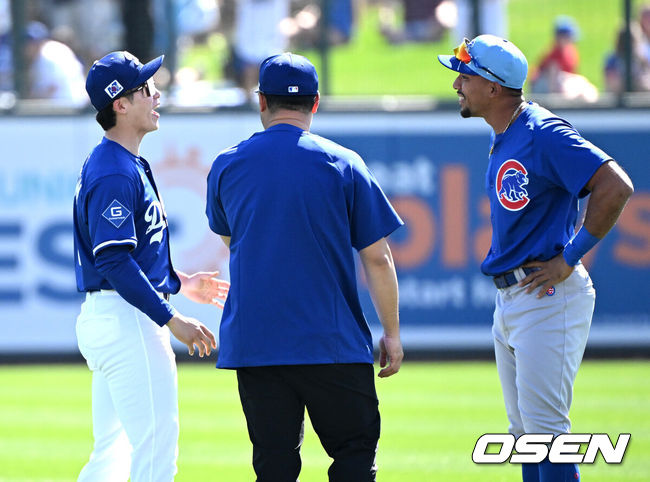 [OSEN=애리조나(미국), 이대선 기자] 21일(한국시간) 미국 애리조나주 글렌데일 캐멀백 랜치에서 2025 메이저리그 LA 다저스와 시카고 컵스의 시범 경기가 열렸다.김혜성은 다저스와 최대 3+2년 2200만 달러(약 320억원) 계약에 합의하며 메이저리그 진출에 성공했다.LA 다저스 김혜성이 경기에 앞서 시카고 컵스와 마이너리그 계약한 전 롯데 딕슨 마차도와 이야기를 나누고 있다.  2025.02.21 / sunday@osen.co.kr