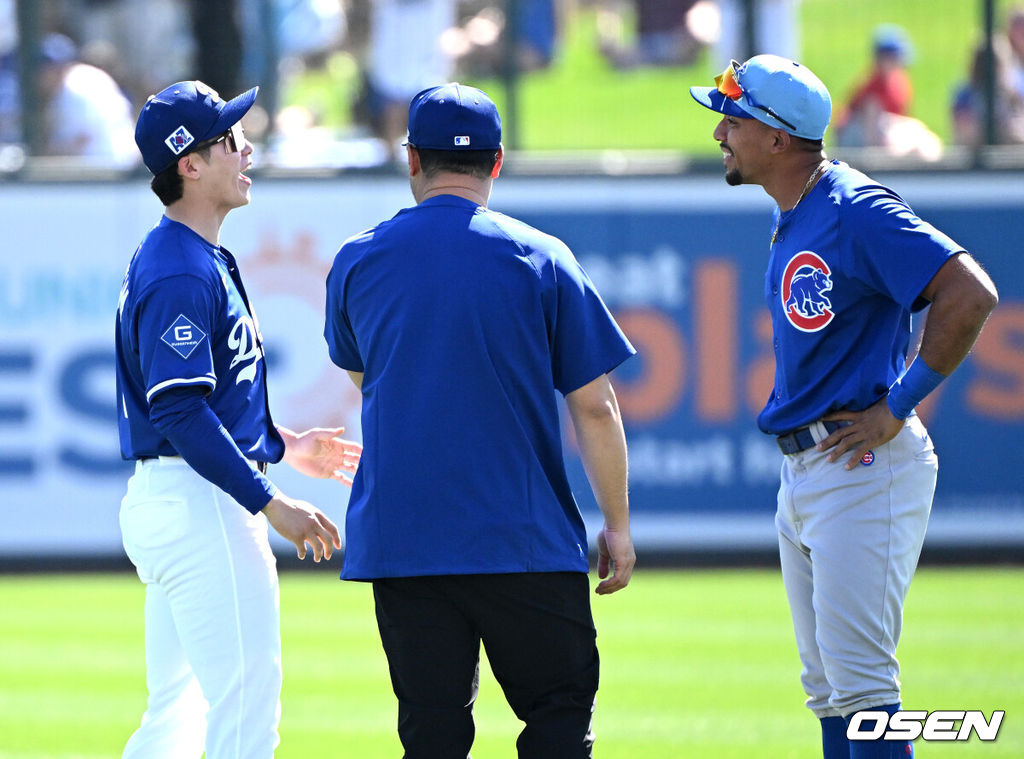 21일(한국시간) 미국 애리조나주 글렌데일 캐멀백 랜치에서 2025 메이저리그 LA 다저스와 시카고 컵스의 시범 경기가 열렸다.김혜성은 다저스와 최대 3+2년 2200만 달러(약 320억원) 계약에 합의하며 메이저리그 진출에 성공했다.LA 다저스 김혜성이 경기에 앞서 시카고 컵스와 마이너리그 계약한 전 롯데 딕슨 마차도와 이야기를 나누고 있다. 2025.02.21 / sunday@osen.co.kr