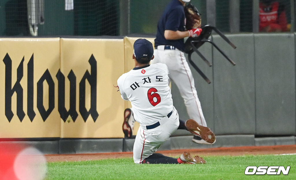 5일 오후 부산 사직구장에서 2021 신한은행 SOL KBO리그 롯데 자이언츠와 KIA 타이거즈의 경기가 진행됐다.5회초 1사 1루 롯데 마차도가 바스켓 캐치로 호수비 펼치고 있다. 2021.10.05 / soul1014@osen.co.kr