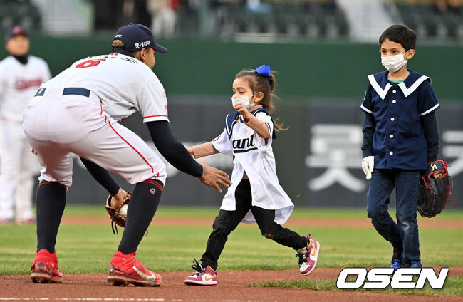 [OSEN=부산, 지형준 기자] 30일 오후 &nbsp;부산&nbsp;사직야구장에서 ’2021 신한은행 SOL KBO 리그' 롯데 자이언츠와 LG 트윈스의 경기가 열렸다.전날 승리로 공동 선두인 KT, 삼성에 0.5경기 차로 승차를 줄인 3위 LG다. 이날 최종전을 승리하고 공동선두 두 팀이 패하면 기적적인 역전 우승이 가능하다.경기에 앞서 롯데 마차도가 시구를 마친 아들, 딸과 포옹을 하고 있다.&nbsp;2021.10.30 /jpnews@osen.co.kr