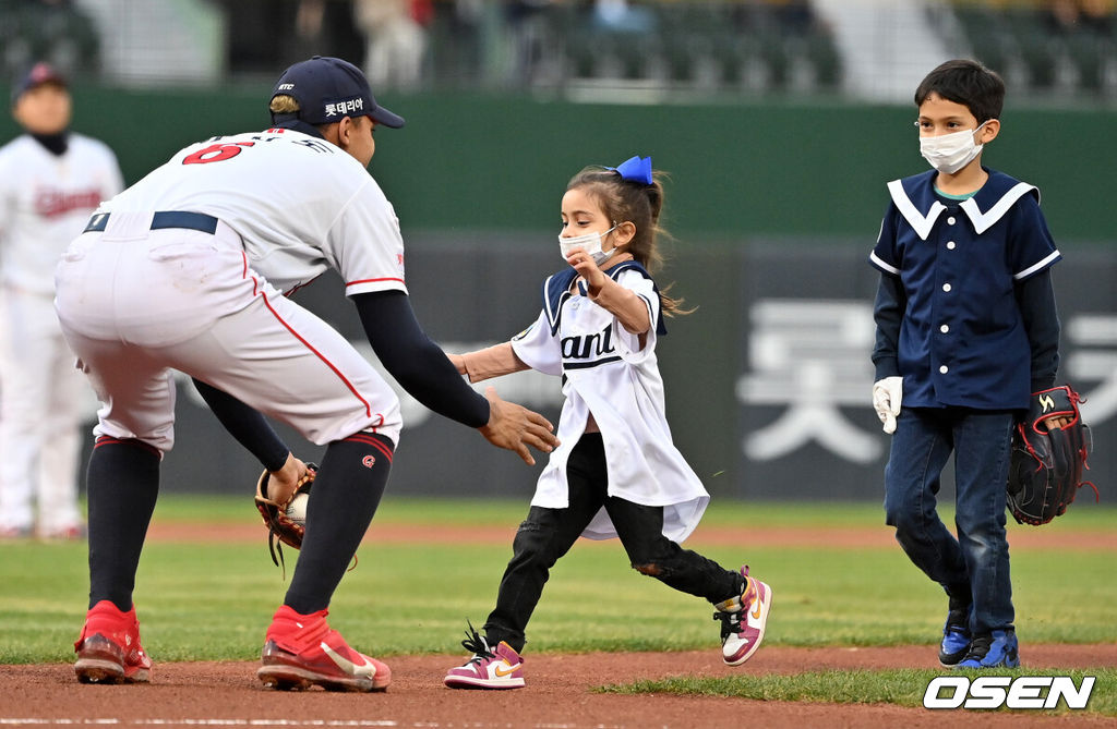 30일 오후 부산 사직야구장에서 ’2021 신한은행 SOL KBO 리그' 롯데 자이언츠와 LG 트윈스의 경기가 열렸다.전날 승리로 공동 선두인 KT, 삼성에 0.5경기 차로 승차를 줄인 3위 LG다. 이날 최종전을 승리하고 공동선두 두 팀이 패하면 기적적인 역전 우승이 가능하다.경기에 앞서 롯데 마차도가 시구를 마친 아들, 딸과 포옹을 하고 있다. 2021.10.30 /jpnews@osen.co.kr