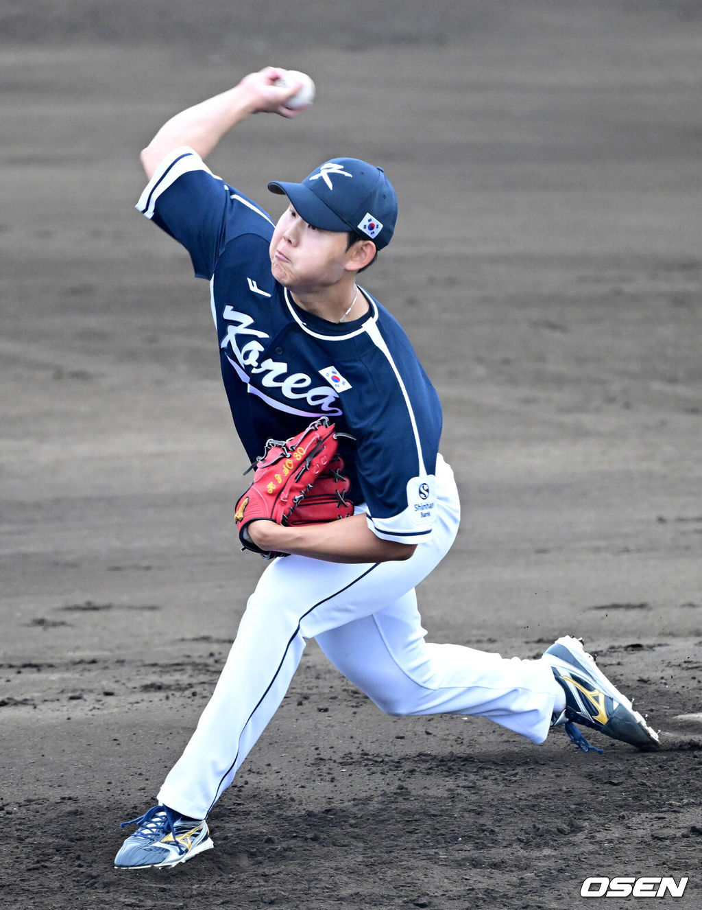 2026 WBC(월드베이스볼클래식)를 준비하는 대한민국 야구 대표팀이 20일 오후 일본 오키나와 온나손 아카마 구장에서 프로야구 삼성 라이온즈와 연습경기를 펼쳤다. 야구 대표팀은 오키나와에서 국내 팀들과 6차례 연습경기를 치르며 전력을 끌어올릴 예정이다.1회말 대표팀 선발 소형준이 힘차게 공을 뿌리고 있다. 2026.02.20 / dreamer@osen.co.kr