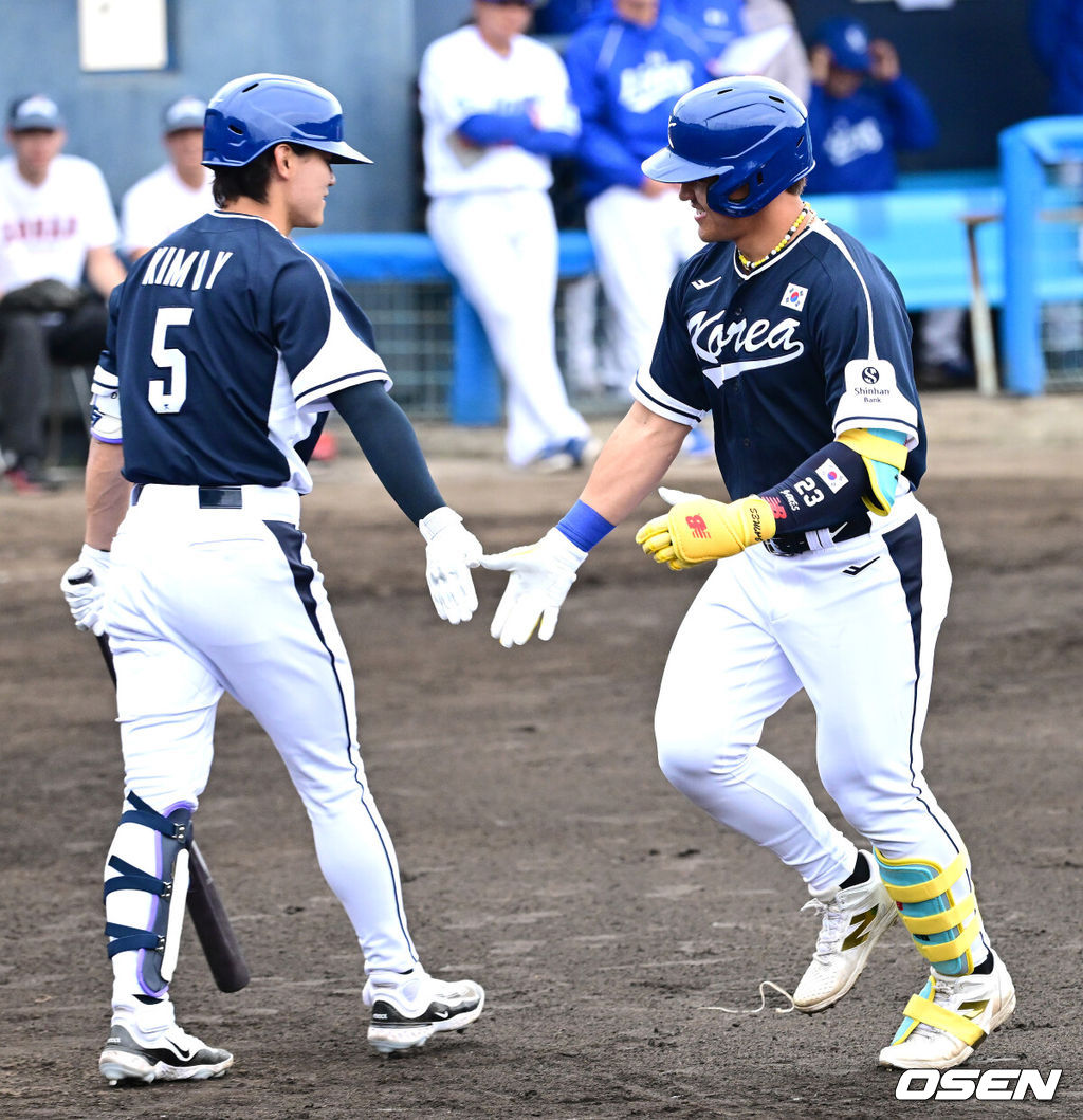 2026 WBC(월드베이스볼클래식)를 준비하는 대한민국 야구 대표팀이 20일 오후 일본 오키나와 온나손 아카마 구장에서 프로야구 삼성 라이온즈와 연습경기를 펼쳤다. 야구 대표팀은 오키나와에서 국내 팀들과 6차례 연습경기를 치르며 전력을 끌어올릴 예정이다.1회초 대표팀 안현민이 선제 솔로포를 날리고 홈을 밟은 뒤 김도영과 인사를 나누고 있다. 2026.02.20 / dreamer@osen.co.kr