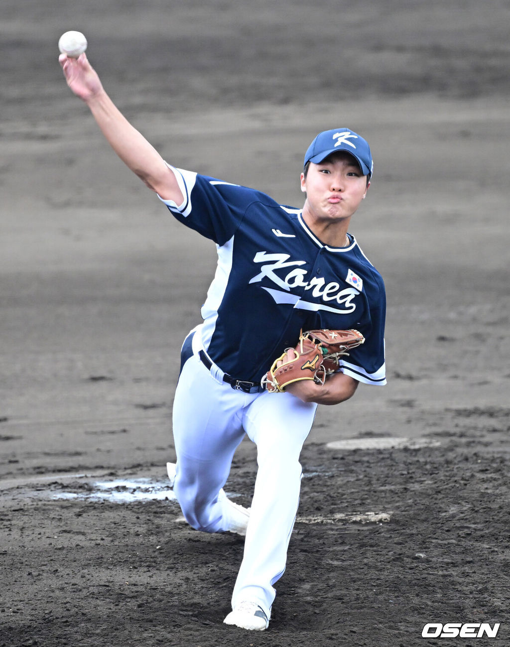 2026 WBC(월드베이스볼클래식)를 준비하는 대한민국 야구 대표팀이 20일 오후 일본 오키나와 온나손 아카마 구장에서 프로야구 삼성 라이온즈와 연습경기를 펼쳤다. 야구 대표팀은 오키나와에서 국내 팀들과 6차례 연습경기를 치르며 전력을 끌어올릴 예정이다.3회말 대표팀 투수 정우주가 힘차게 공을 뿌리고 있다. 2026.02.20 / dreamer@osen.co.kr