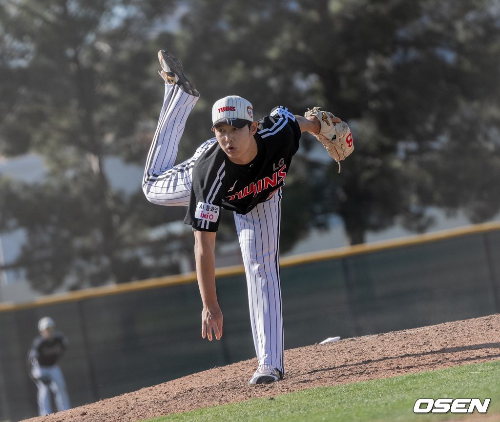 LG 트윈스 투수 김영우가 미국 스프링캠프 청백전에서 직구 최고 152km를 던지며 무실점을 기록했다. / LG 트윈스 제공