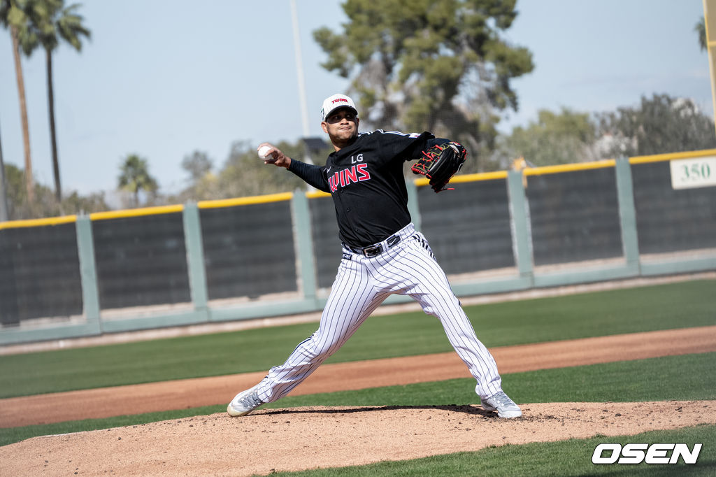 LG 투수 치리노스는 미국 스프링캠프 청백전에서 2이닝 5피안타 3실점으로 부진했다. / LG 트윈스 제공