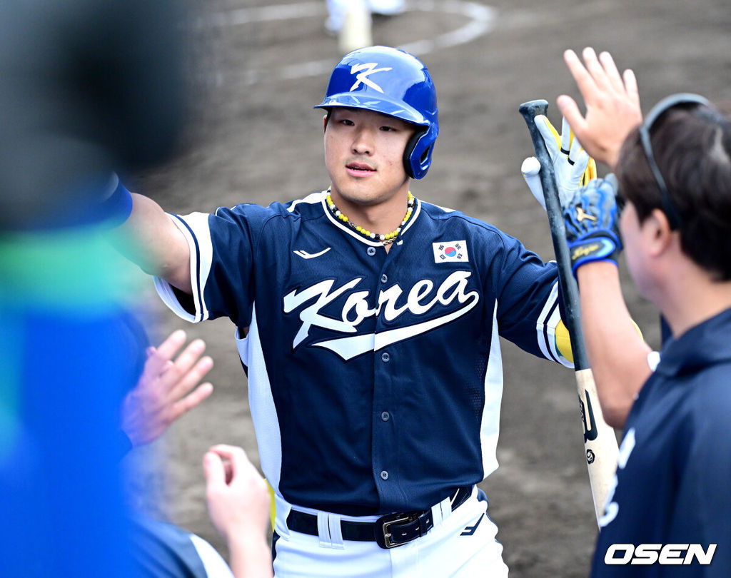 2026 WBC(월드베이스볼클래식)를 준비하는 대한민국 야구 대표팀이 20일 오후 일본 오키나와 온나손 아카마 구장에서 프로야구 삼성 라이온즈와 연습경기를 펼쳤다. 야구 대표팀은 오키나와에서 국내 팀들과 6차례 연습경기를 치르며 전력을 끌어올릴 예정이다.1회초 대표팀 안현민이 선제 솔로포를 날리고 더그아웃 동료들과 인사를 나누고 있다. 2026.02.20 / dreamer@osen.co.kr