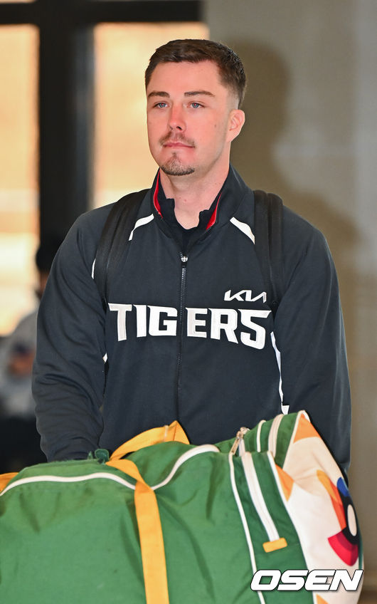 [OSEN=김포공항, 박준형 기자] 2026시즌 스프링캠프 나서는 KIA 코칭스태프와 외국인 선수들이 22일 김포국제공항을 통해 일본 아마미오시마로 출국했다. 지난해 미국 캘리포니아 어바인에서 훈련했던&nbsp;KIA는 일본 가고시마현의 외딴섬인 아마미오시마로 1차 훈련지로 정했다. 심재학 KIA 단장은 “미국에서 훈련해서 원하던 결과를 얻지 못했다”면서 “시차 등을 고려해도 일본이 낫다고 평가했다. 현지 실사를 했을 때 훈련에만 집중하기 딱 좋은 환경이었다”고 밝혔다.&nbsp;KIA 데일이 출국장으로 들어서고 있다.       2026.01.22 / soul1014@osen.co.kr