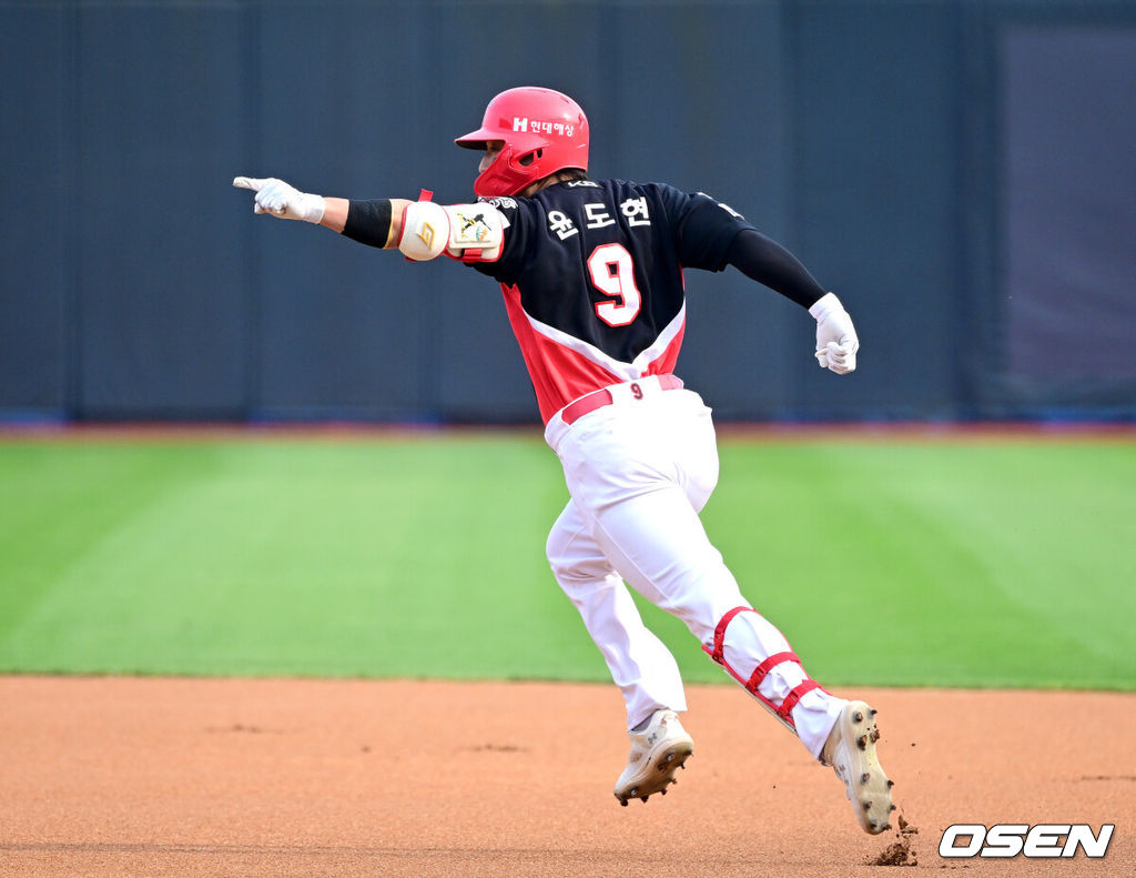 1일 수원 KT위즈파크에서 ‘2025 신한 SOL Bank KBO리그’ KT 위즈와 KIA 타이거즈의 경기가 열렸다.홈팀 KT는 조이현, 방문팀 KIA는 애덤 올러를 선발로 내세웠다.1회초 무사 선두타자로 나선 KIA 윤도현이 선제 좌월 솔로포를 날리고 그라운드를 돌며 기뻐하고 있다. 2025.06.01 / dreamer@osen.co.kr