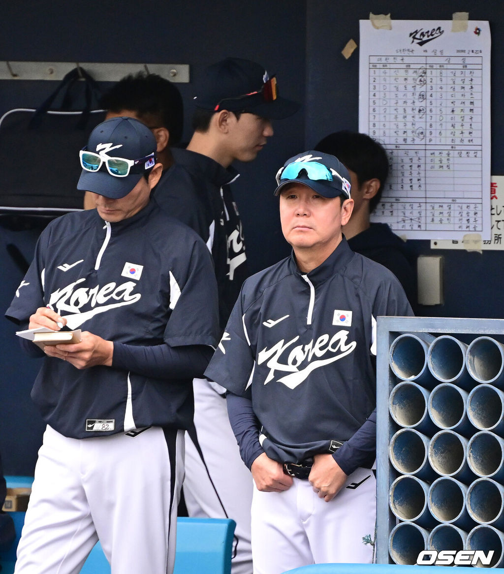 2026 WBC(월드베이스볼클래식)를 준비하는 대한민국 야구 대표팀이 20일 오후 일본 오키나와 온나손 아카마 구장에서 프로야구 삼성 라이온즈와 연습경기를 펼쳤다. 야구 대표팀은 오키나와에서 국내 팀들과 6차례 연습경기를 치르며 전력을 끌어올릴 예정이다.대표팀 류지현 감독이 그라운드를 주시하고 있다. 2026.02.20 / dreamer@osen.co.kr